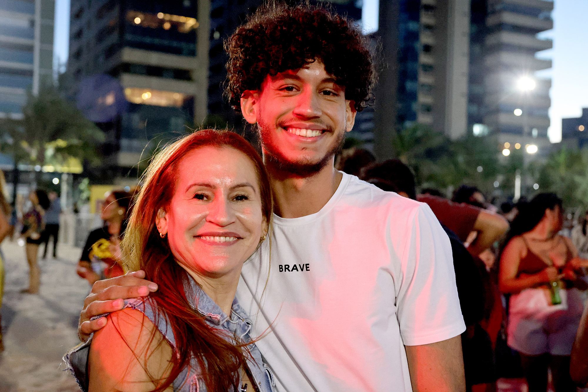 Vinicius posa para a foto com a mãe Reginaa